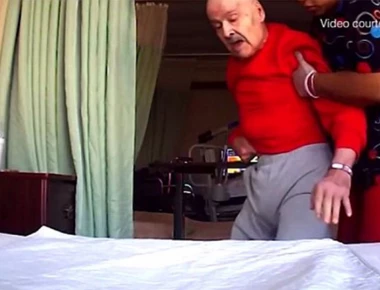Κακοποιούν 89χρονο ασθενή που βρισκόταν σε αναπηρικό καροτσάκι (βίντεο)